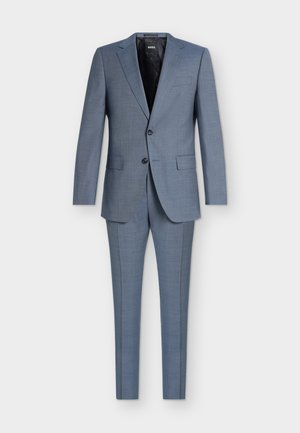 Costume homme deux pièces bleu clair avec col cranté, veste à deux boutons, poches à rabat et pantalon assorti sur mesure.