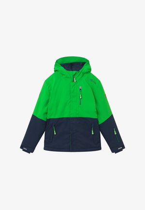Casaco impermeável verde e azul-marinho com capuz, apresentando bolsos com fecho e detalhes em verde brilhante nos fechos e costuras.