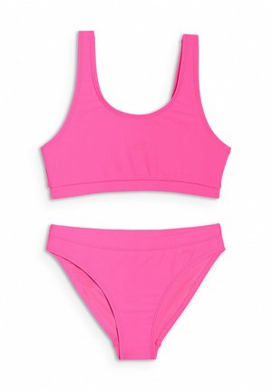 Jasnoróżowy dwuczęściowy kostium kąpielowy z prostym sportowym topem i dopasowanymi spodenkami bikini na białym tle.