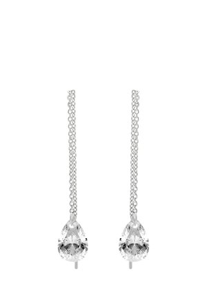 Coppia di orecchini a catena d'argento, ciascuno con una gemma trasparente a forma di pera pendente.