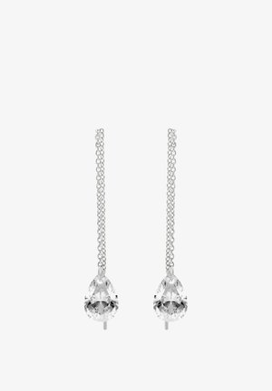Coppia di orecchini a catena d'argento, ciascuno con una gemma trasparente a forma di pera pendente.
