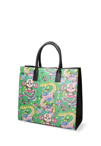 Grande borsa a tracolla con una stampa grafica verde che presenta teschi, serpenti e fiori. Manici e dettagli in pelle nera. Realizzata in materiale resistente.