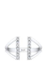 Sølvring med et åbent design bestående af to trianlge former, prydet med små klare sten langs de lodrette stænger og stemplet "925."