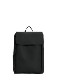 Schwarzer Nylon-Rucksack mit einem umklappbaren Deckel, einem oberen Griff und einer Seitentasche. Verfügt über eine glatte Textur und ein minimalistisches Design.