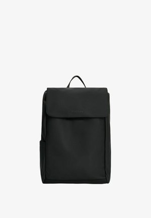 Musta nailoninen reppu, jossa on taitettavan läpän, yläkahvan ja sivutaskun. Ominaisuuksiin kuuluu sileä pinta ja minimalistinen muotoilu.