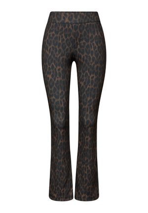 Legginsy dzwony o wzorze w panterkę, gładkiej fakturze, z dopasowanym paskiem w talii oraz w ciemnobrązowo-czarnej kolorystyce.