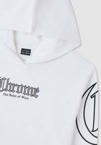 Biała bluza z kapturem, wykonana z bawełny, z czarnym napisem "Chrome" oraz "Władca Dróg" na klatce piersiowej, z dużym czarnym emblematem na rękawie.