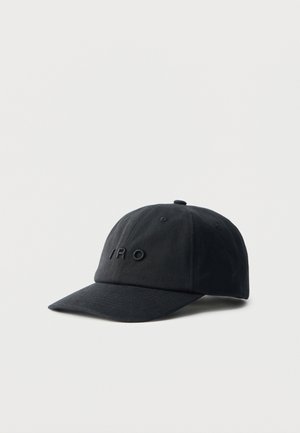 Gorra de béisbol negra con visera curva y letras bordadas en relieve "IRO" en el panel frontal, sobre un fondo claro y liso.
