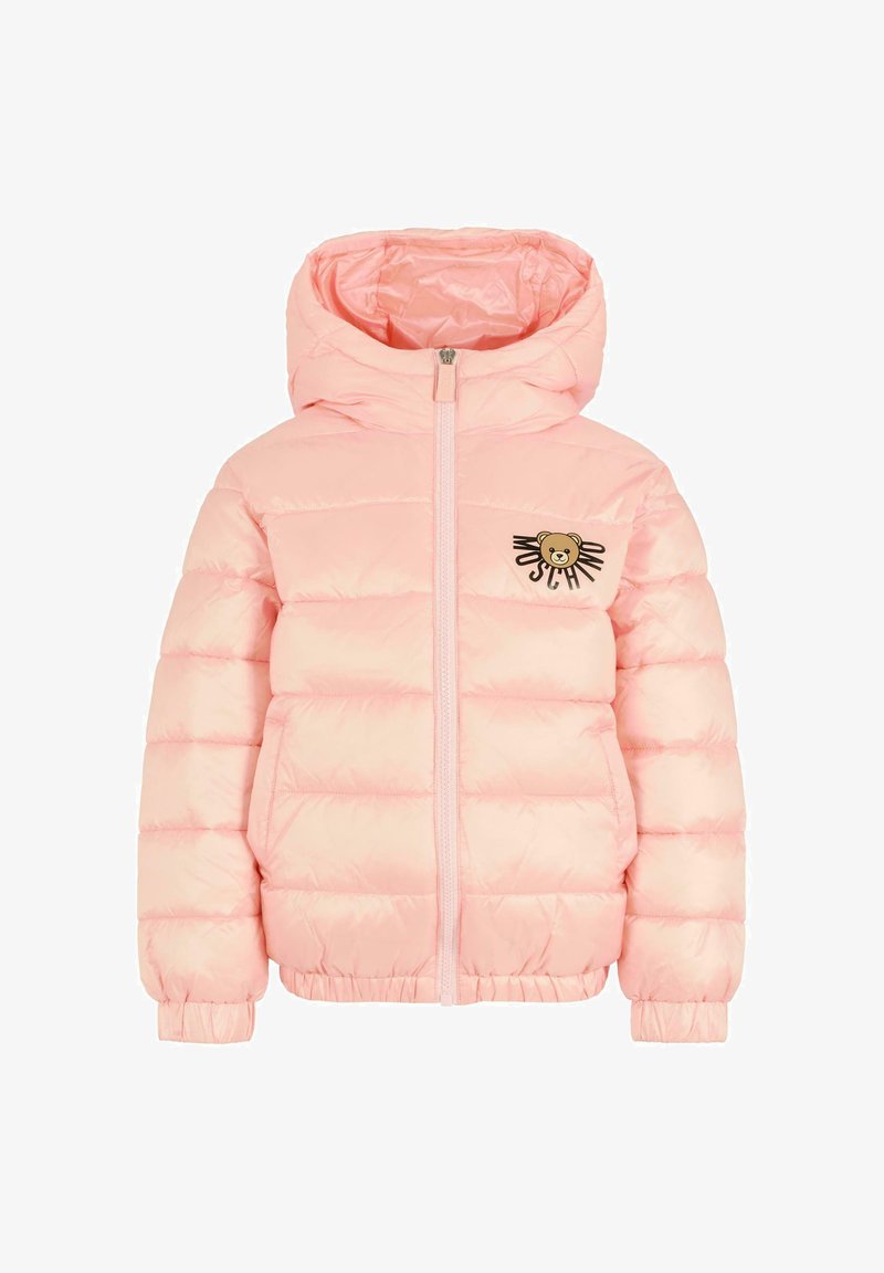 Doudoune rose avec capuche, fermeture éclair à l'avant, design matelassé, poignets élastiques et logo d'ours sur la poitrine gauche. Matière lisse et brillante.