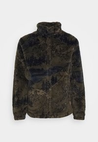 Fleecejacke in Dunkelgrün mit braunem und schwarzem Waldmuster, durchgehender Reißverschluss, hoher Kragen und weicher Textur. Akzente mit naturinspiriertem Design.