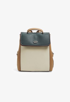 Kleine rechthoekige rugzak met een beige voorpaneel, bruine zijkanten en een donkergroen gestructureerd leren klep met een zilveren sluiting.