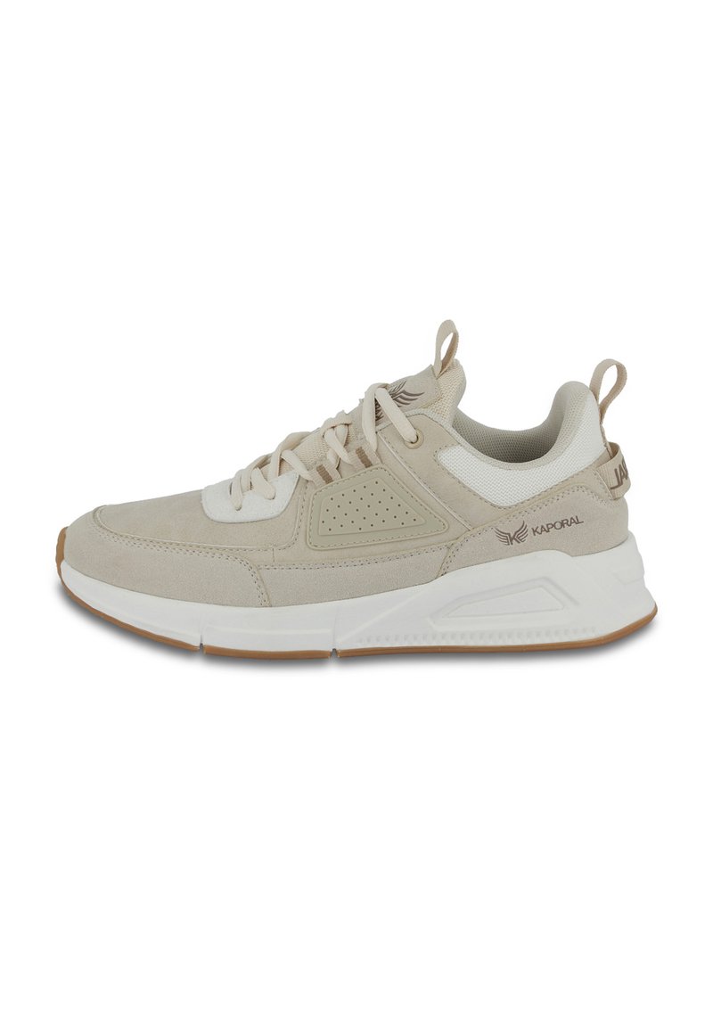 Sneaker beige realizzate con una combinazione di suède e rete, con una suola intermedia bianca e una suola in gomma naturale. Perforazioni evidenti sui lati.