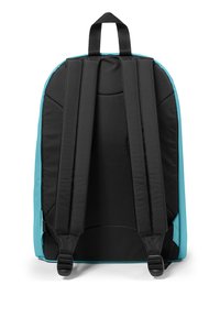 Mochila negra con acentos turquesa, con correas de hombro acolchadas, tejido resistente y una parte superior redondeada. Diseño sencillo y ligera.
