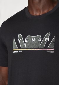 Venum SNAKE PRINT - T-shirt con stampa - black