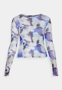 Långärmad, figursydd topp i genomskinligt tyg med ett blått, grönt och grått abstrakt mönster, rund halsringning och smala ärmslut.