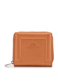 Portefeuille en cuir orange avec une finition texturée, fermeture éclair et logo en relief. Il a une forme rectangulaire et des coutures détaillées.