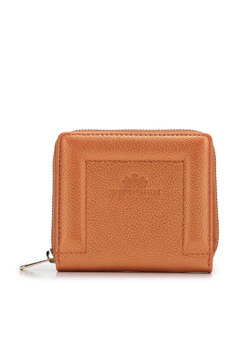 Portefeuille en cuir orange avec une finition texturée, fermeture éclair et logo en relief. Il a une forme rectangulaire et des coutures détaillées.