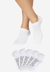 Weiße Knöchelsocken aus Baumwolle mit gerippter Textur und einem aufgedruckten Etikett "Bench." an der Vorderseite. Das Paket enthält fünf Paar.