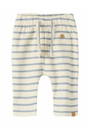 Gestreifte Baumwollhose in Creme und Hellblau, mit verstellbarem Bund, einer kleinen Tasche auf der Rückseite und einem Holzknopf-Detail.