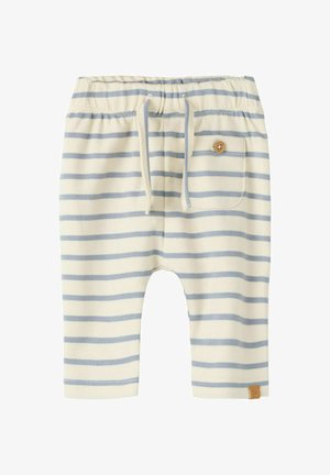 Gestreepte katoenen broek in crème en lichtblauw, met een verstelbare tailleband, een klein zakje op de rug en een houten knoopdetail.