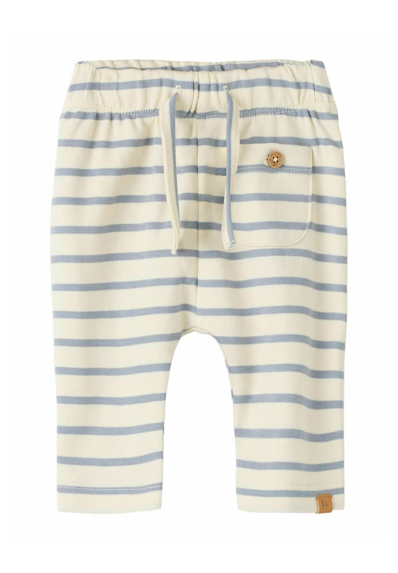 Gestreepte katoenen broek in crème en lichtblauw, met een verstelbare tailleband, een klein zakje op de rug en een houten knoopdetail.