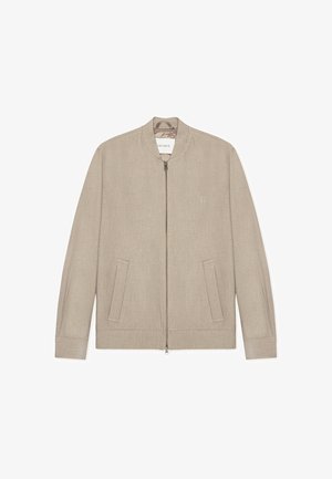 Beżowa kurtka bomberka z zamkiem z przodu, okrągłym kołnierzem i dwoma bocznymi kieszeniami. Wykonana z teksturowanej tkaniny, z subtelnym logo na piersi.