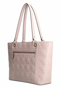 Sac fourre-tout matelassé rose avec double poignée, bords noirs contrastants, poche avant zippée, et accents métalliques. Finition texturée.
