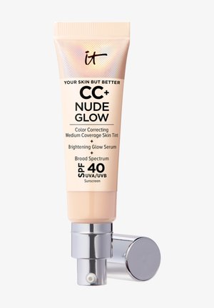Teint correcteur couleur CC+ Nude Glow à couvrance moyenne avec sérum illuminateur et écran solaire SPF 40 UVA/UVB dans un tube beige avec pompe argentée.