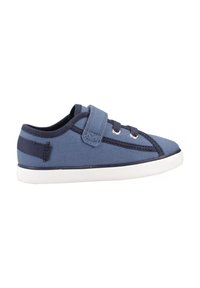 Sneakers in tela blu con strap in velcro, punta rotonda e suola in gomma bianca. Presentano dettagli in blu scuro e occhielli in metallo per i lacci.