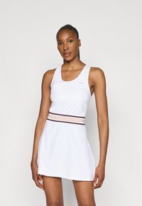 Rochie sport albă cu decolteu rotund, fără mânici, și o bandă din plasă în jurul taliei. Textură fină, fustă de lungime până la genunchi.