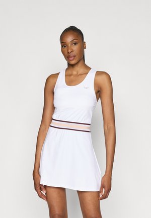 Robe de sport blanche avec encolure ronde, design sans manches, et bande en mesh autour de la taille. Texture lisse, jupe longueur genou.