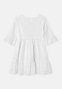 Abito bianco con maniche a tre quarti, scollatura rotonda, orlo svasato, motivo ricamato e chiusura a occhio di bue sul retro con un bottone.