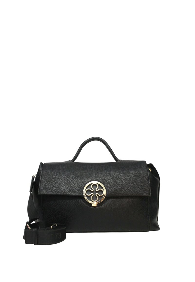 Sac à main en cuir noir avec une finition texturée, détail en métal doré en forme de cercle, anse supérieure et bandoulière réglable. Forme rectangulaire avec fermeture à rabat.