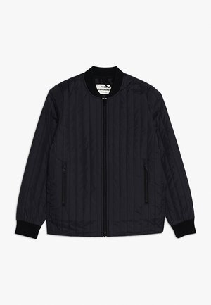 Giubbotto bomber trapuntato nero con cerniera frontale, tasche laterali con zip, colletto e polsini a coste, disteso su uno sfondo bianco.