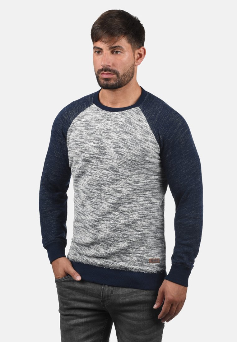Herresweatshirt i grå og marineblå, med et teksturert strikkemønster, raglanermer og ribbestrikket halslinning og nedre kant. Lite logodetalj.