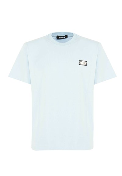 Camiseta de manga corta azul claro, hecha de algodón suave, presenta un pequeño logotipo gráfico en blanco y negro en el área del pecho izquierdo.