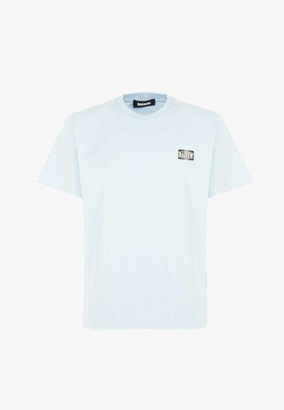 Camiseta de manga corta azul claro, hecha de algodón suave, presenta un pequeño logotipo gráfico en blanco y negro en el área del pecho izquierdo.