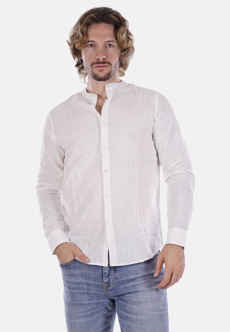 Camicia in lino bianca con colletto a banda e bottoni frontali, dotata di maniche lunghe. Il tessuto sembra leggero e strutturato.