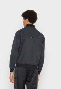 Nike Sportswear M NSW SPE WVN UL BOMBR JKT - Bomberjacka - black/white
