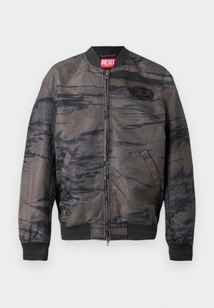 Veste bomber en gris foncé avec des motifs abstraits noirs, fermeture zippée, poignets et ourlet côtelés, comportant une étiquette de marque au col et un détail de logo.