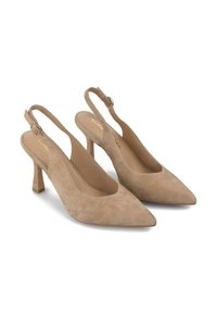 Beżowe zamszowe szpilki typu slingback z ostrym toe, smukłą szpilką i regulowanym zapięciem na pasku wokół kostki. Gładka tekstura.