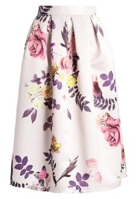 Jupe midi fleurie en tissu rose clair avec des fleurs et des feuilles colorées. Présente des plis et une texture lisse et brillante.