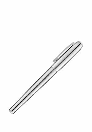 Strieborné kovové pero s horizontálne vyrytými čiarami a sponou na uzávere, naklonené na bielom pozadí.