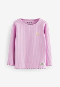 Camiseta de manga larga de color rosa con costillas, que presenta un pequeño bordado de arcoíris y un dobladillo en scallop. La etiqueta dice "NEXT" con la palabra "RAINBOW."