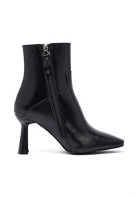 Stivale in pelle nera alla caviglia con punta affilata, alto tacco a spillo e chiusura con zip laterale. Texture liscia con accenti di design minimi.