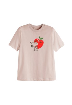Lichtroze T-shirt met korte mouwen met Snoopy die een klein bloemetje vasthoudt voor een grote rode aardbei en de tekst "Fresh & Fruity" erboven.