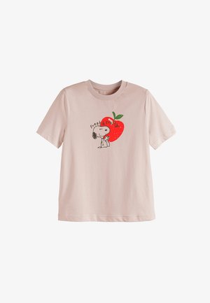 Hellrosa kurzärmeliges T-Shirt mit Snoopy, der eine kleine Blume vor einer großen roten Erdbeere hält, und dem Schriftzug "Fresh & Fruity" darüber.