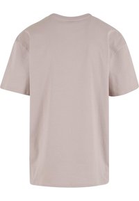 Lys beige kortermet t-skjorte, rund hals, laget av myk bomullsstoff, har en avslappet passform og sydd sømmer, med en glatt tekstur.