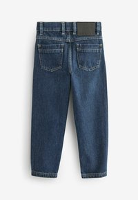 Jeans de mezclilla azul oscuro con cintura normal, piernas ajustadas, cinco bolsillos y una etiqueta de cuero negra en la parte trasera de la cintura. Detalles de costura visibles.