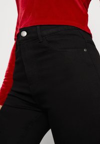 ONLY Vaqueros a campana - black denim